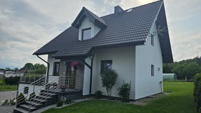 Elewacja domu jednorodzinnego po malowaniu - wejście