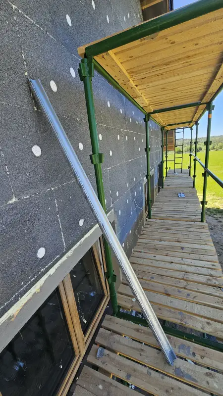 Styropian grafitowy na ścianie domu parterowego - detal