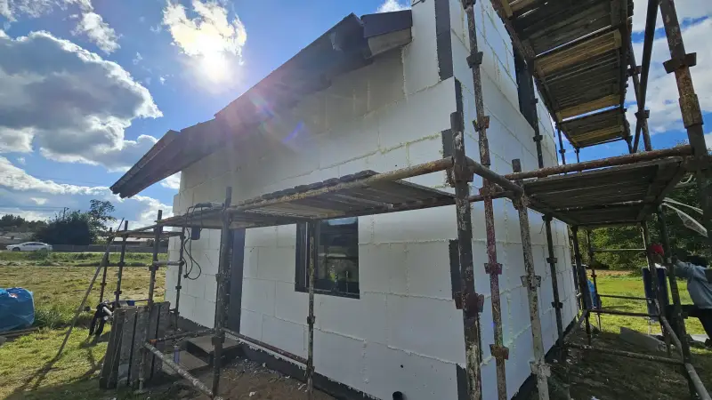 Docieplenie ścian domu styropianem - widok boczny
