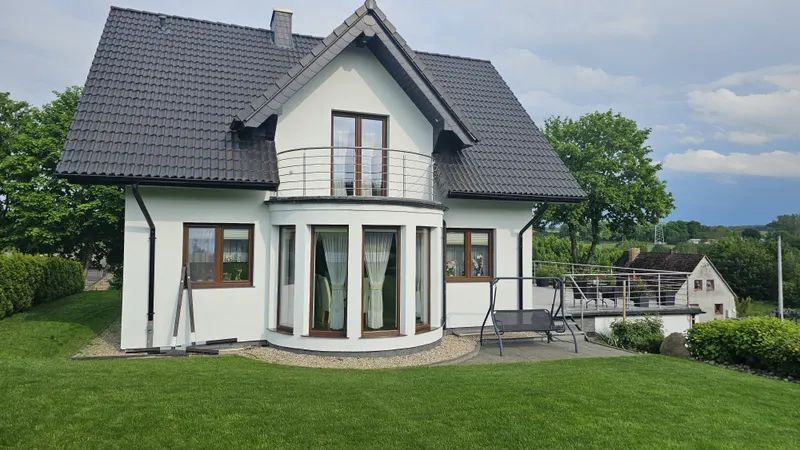 Malowanie elewacji domu jednorodzinnego w Pomysk Mały - widok główny