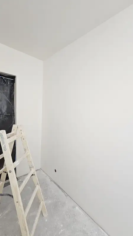 Gładzie gipsowe na ścianach mieszkania